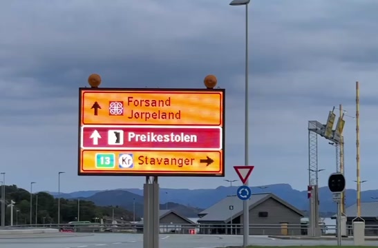 Skiltene skal lyse uten feil i 20 år, kreves det i anbudspapirene. Det er høyst uvanlig i dag, ifølge kilder NRK har snakket med.Simon Elias Vik Bogen /NRK