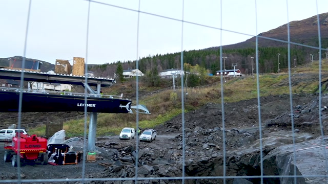 FÅ METER: Berre få meter skil bebyggelsen frå byggeplassenBrynjar Myrtveit Osgjerd/NRK