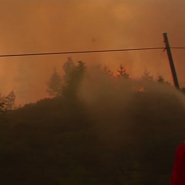 Brannmannskaper i aksjon mot flammene i Froland i 2008. Video: NRK