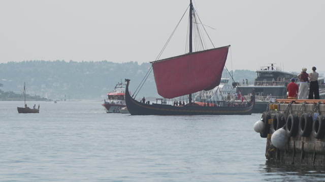 Vikingskipet, Draken Harald Hårfarge, på veg inn Oslofjorden før premieren på "The Odyssey".