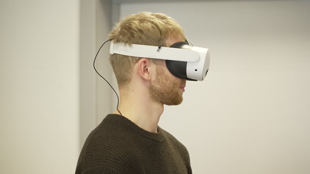 NRKs journalist prøver VR-brillene Roy Pettersen