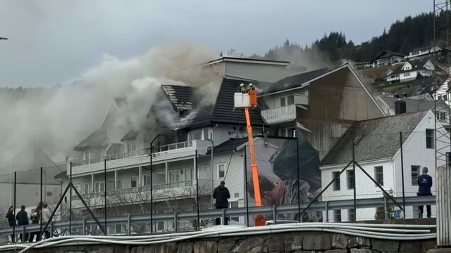 Tre til fire leilegheiter skal ha fått brann eller røykskadar.Foto: Thomas Hagen