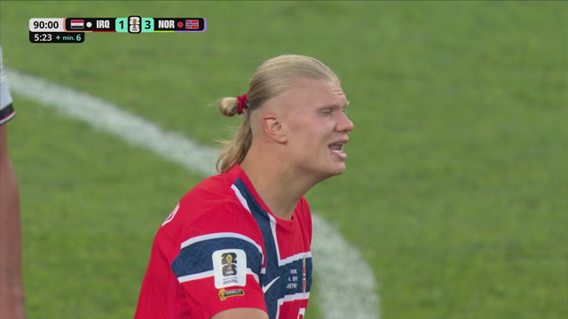 KLAR BESKJED: Erling Braut Haaland veivet frem lagkameratene før Norges siste mål mot Irak. Fifa