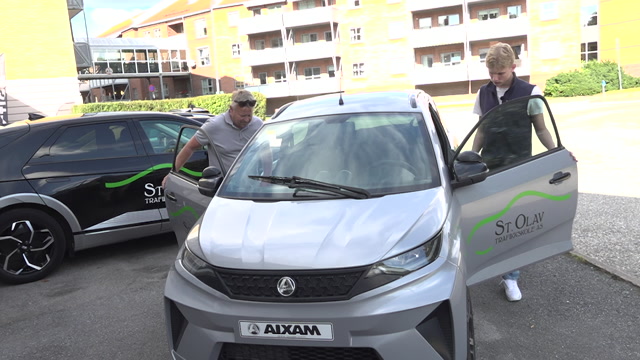 ØVELSESKJØRING: Linus Severin Sandnes Larsen er på øvelseskjøring med mopedbilVIDEO: Werner Winlund