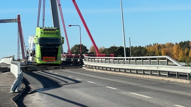 Strömsundsbron ble bygget i 1956 og var da verdens lengste skråkabelbro, med et spenn på 182 meter og en total lengde på 332 meter.SVT Nyheter Jämtland