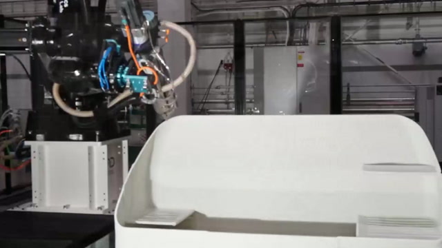 Her ser vi roboten støpe en modell av en isvogn. Nå skal den produsere 100 vogner i full størrelse.3D printing ved UIA i Grimstad