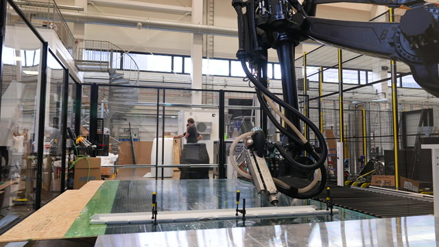 Den gigantiske robotarmen er nå i full gang med å 3D-printe den første isvogna i full størrelse.