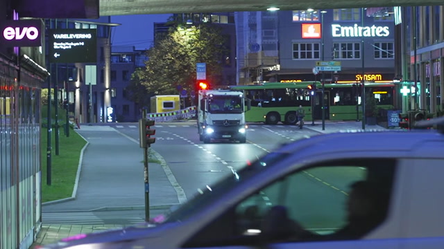 RYGGES PÅ PLASS: Like over klokken 06 sperres Oslo sentrum av blant annet denne bussen og andre lengre leddbusser.FOTO: Tommy Iversen
