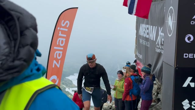 Her kommer Ludvig Langeland fra Rjukan i mål på etter 13 timer.FOTO: AMALIE KRISTINE STRAUME/ NRK