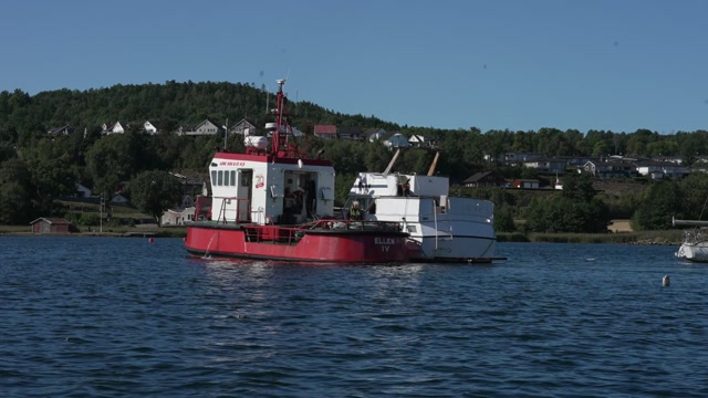 Her blir en av båtene tauet bort.FOTO: Lars Tore Endresen