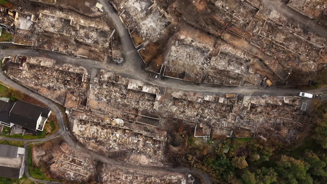 NRKs dronebilder viser de massive ødeleggelsene etter brannen i Krokstadelva.Dag Robert Johansen / NRK