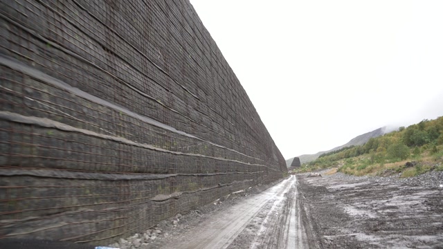 Fra grusveien tett inntil vollen blir størrelsen tydelig. De største vollene er over ti meter høye og opptil 250 meter lange.Per-Magne Steen