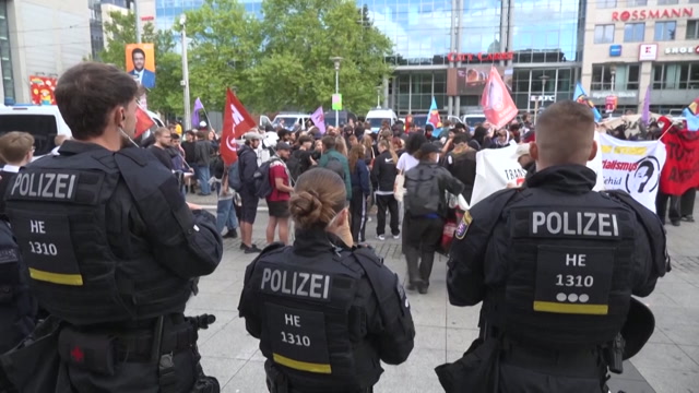 Protester mot AfD i Magdeburg, Sachsen-Anholt, Tyskland. Video: Reuters