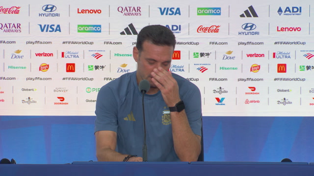Argentina-trenar, Lionel Scaloni, tok til tårene under pressekonferansen etter kampen.Fifa/NRK