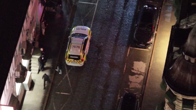 Mannen er siktet for skadeverk på en politibil. Han mener det ikke var han som sparka bilen.Video: Politiet