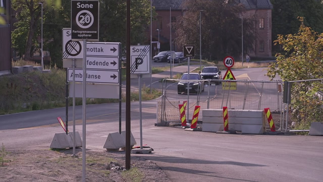 Flere biler ankom Rikshospitalet torsdag. Video: Audun Torsdalen, NRK