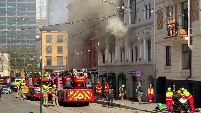 Videoen viser brann i en bygård på Majorstuen. Røyk velter ut fra vinduene.