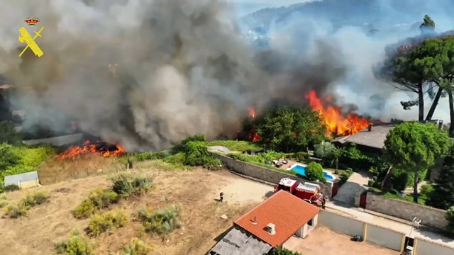 Det brenner ved hus utenfor Madrid. Video: Reuters
