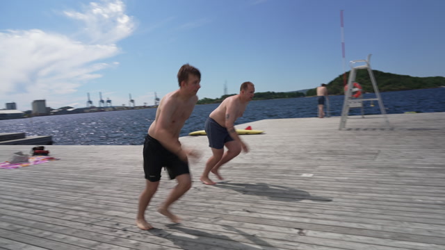 Eskil Kornelius Sjøstrøm og Tore Flesjå stuper ut i Oslofjorden.