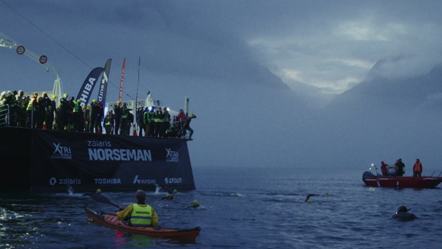 Deltagerne må gjennom beinharde øvelser. Her fra Norseman sin egen aftermovie i fjor.FOTO: NXTRI / Wordup