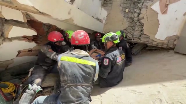 Her blir moren til babyen reddet ut fra ruinene. Video: Reuters