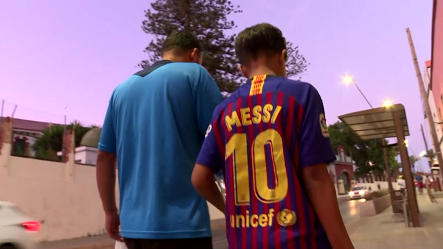 Aden går på gaten i Ceuta sammen med en ung mann som også nylig krysset grensen til SpaniaEBU