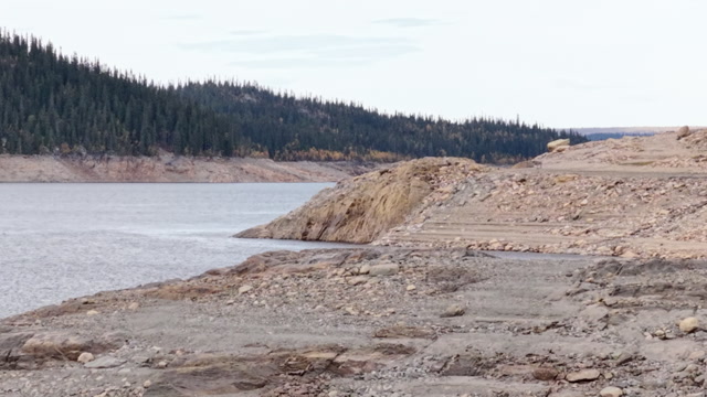 Dokkfløyvann er tappet ned 18 meter under høyeste vannstand. Det er unormalt lavt for årstiden.
