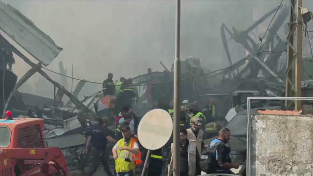 ISRAELSKE ANGREP: Hjelpemannskaper leter etter drepte og sårede i ruinene etter israelske angrep.Video: AP