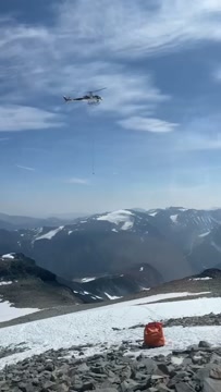 Varer som brus og diverse kommer med helikopter, men det gjør ikke vann. Derfor må han gå opp og ned for å hente vann.VIDEO: Halvar Haldorsen