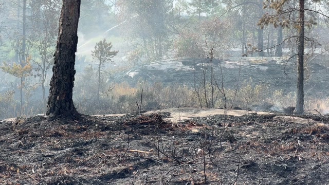 Brannen er enda ikke under kontroll.Vetle Hjortland / NRK