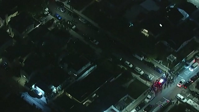 Politiet og FBI har sperret av en adresse tilknyttet den mistenkte skytteren.Video: Reuters