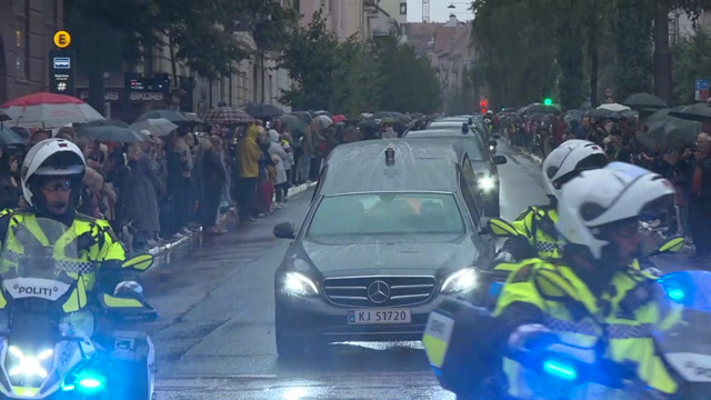 Kong Haralds båre bringes fra Rikshospitalet til Det kongelige slottVideo: TV2