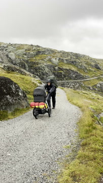GODT MED KLÆR: Det var ikke bare solfylte dager langs Rallarvegen.Foto: Privat