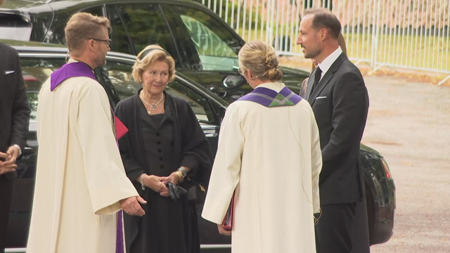 Kongen ankommer Asker kirke