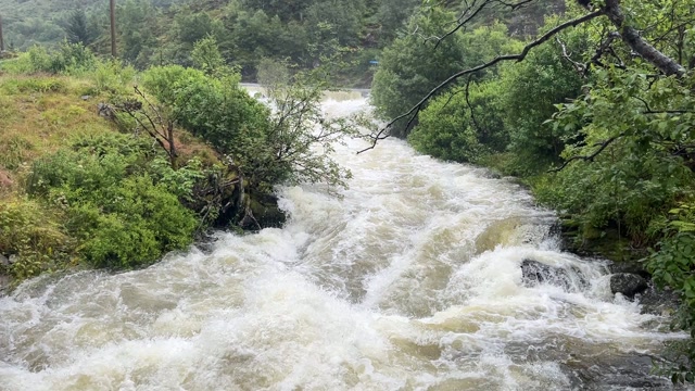 Vannmasane er enorme i fleire deler av Vestland søndag. Åge Algerøy / NRK
