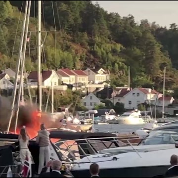 Den brennende båten ble slept ut av politiet onsdag. Erik Wiig Andersen