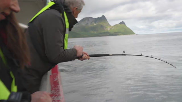 På besøk hos fiskerne på Husøya, fikk Støre selv prøve seg med fiskestang.Foto: Simen Wingstad / NRK