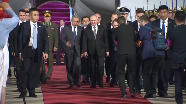 Putin ble ønsket velkommen til Beijing av Kinas utenriksminister Wang Yi, som hadde rullet ut den røde løperen for anledningen.Reuters