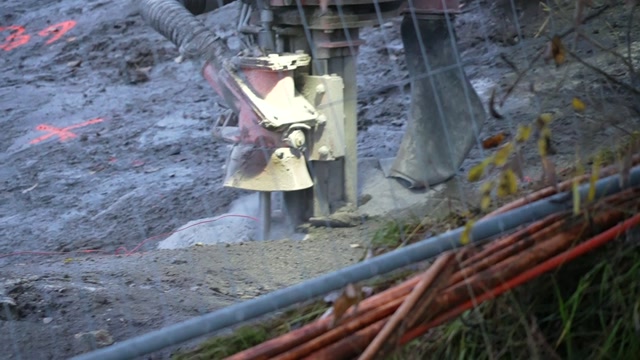 DRILL: Nye hol blir borra for å sprenge ut meir av den nye alpintraseen.Brynjar Myrtveit Osgjerd/NRK