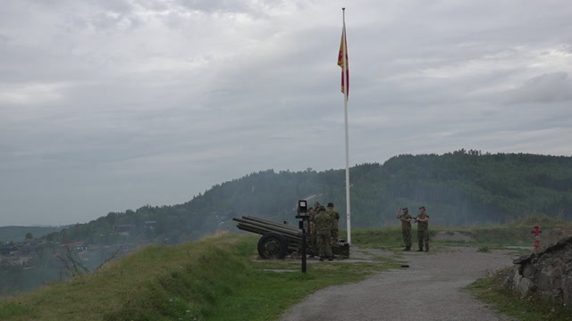 Fyrer av salutt på Kongsvinger festningFoto: NRK